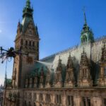 Hamburger Rathaus Kupferdach-Reinigung mit Drohne — Denkmalreinigung